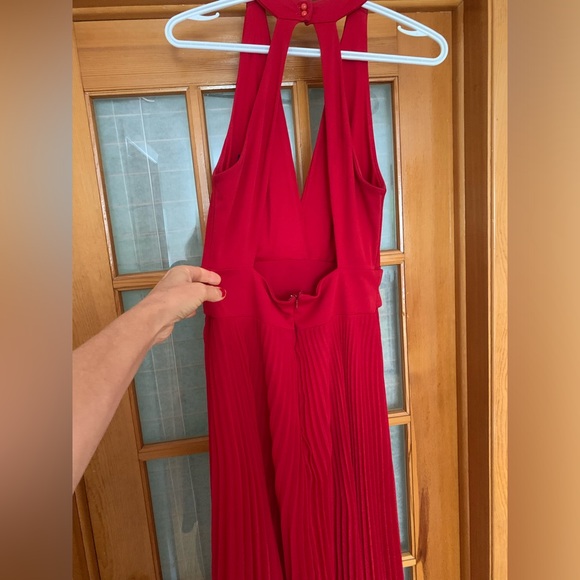 Red guess să M fits like L . Pleated skirt. Zipper in the back . Strechy. As new - Picture 2 of 3